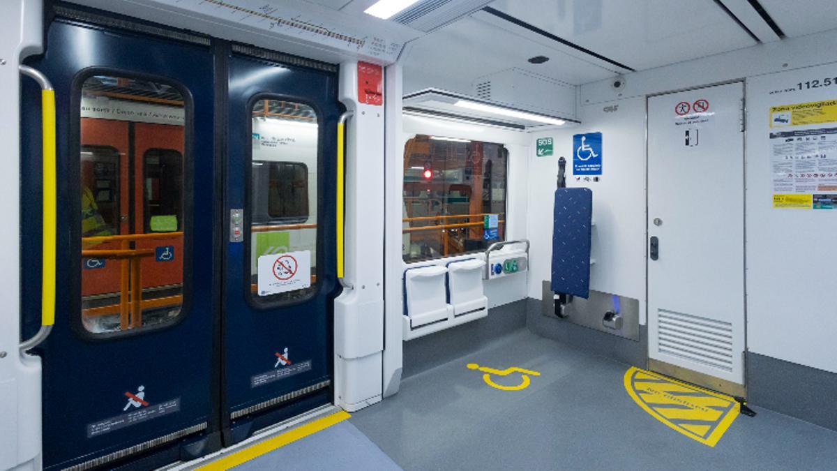 Interior del primer tren renovado de la serie 112 de FGC