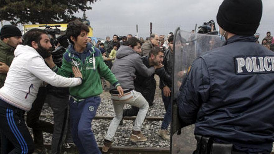 La policía reprime a los refugiados en Macedonia.