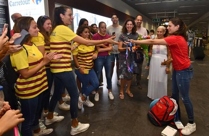 22/07/2019 TELDE.  Llegada al aeropuerto de Gran Canaria de Elena Melían, medalla en el Mundial de Sincronizada.  Fotógrafa: YAIZA SOCORRO.  | 22/07/2019 | Fotógrafo: Yaiza Socorro