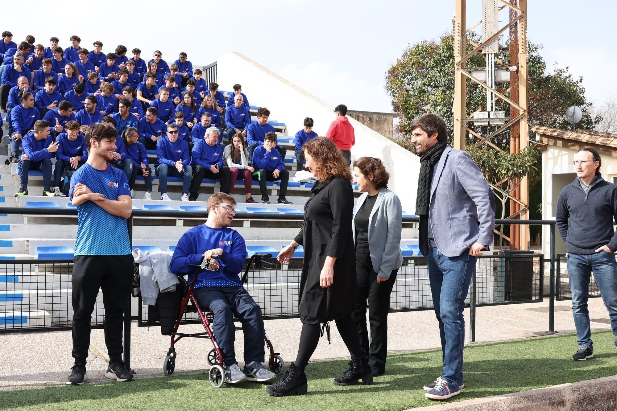 Armengol, Fina Santiado y Gonyalons conversan con algunos de los deportistas del programa.