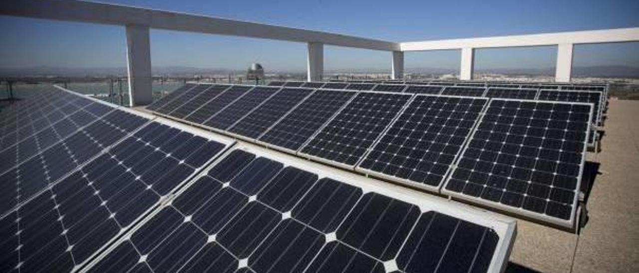 Paneles solares en una de las torres del complejo administrativo 9 d&#039;Octubre.