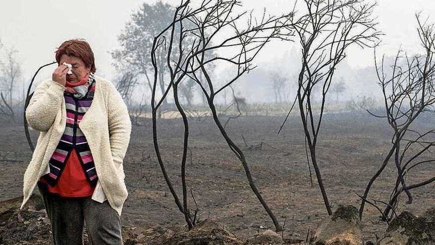 Una mujer, desolada ante los efectos de la ola de incendios del pasado mes de octubre. | brais lorenzo