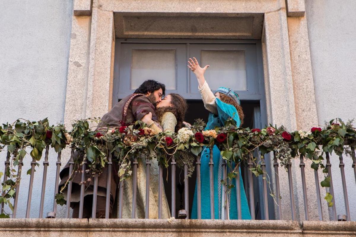 Momento del beso entre Diego e Isabel durante la Oda a los Amantes.