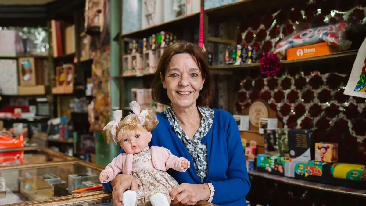El último latido de Bazar Arribas, la juguetería centenaria de Madrid que cierra para siempre: "Se ha perdido la identidad del barrio, pero nos vamos felices"