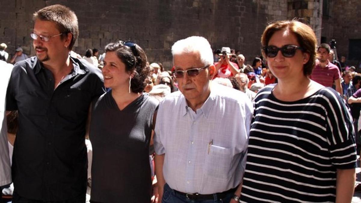 Domènech, Pin, Fontana y Colau, este domingo en la plaza del Rei de Barcelona.