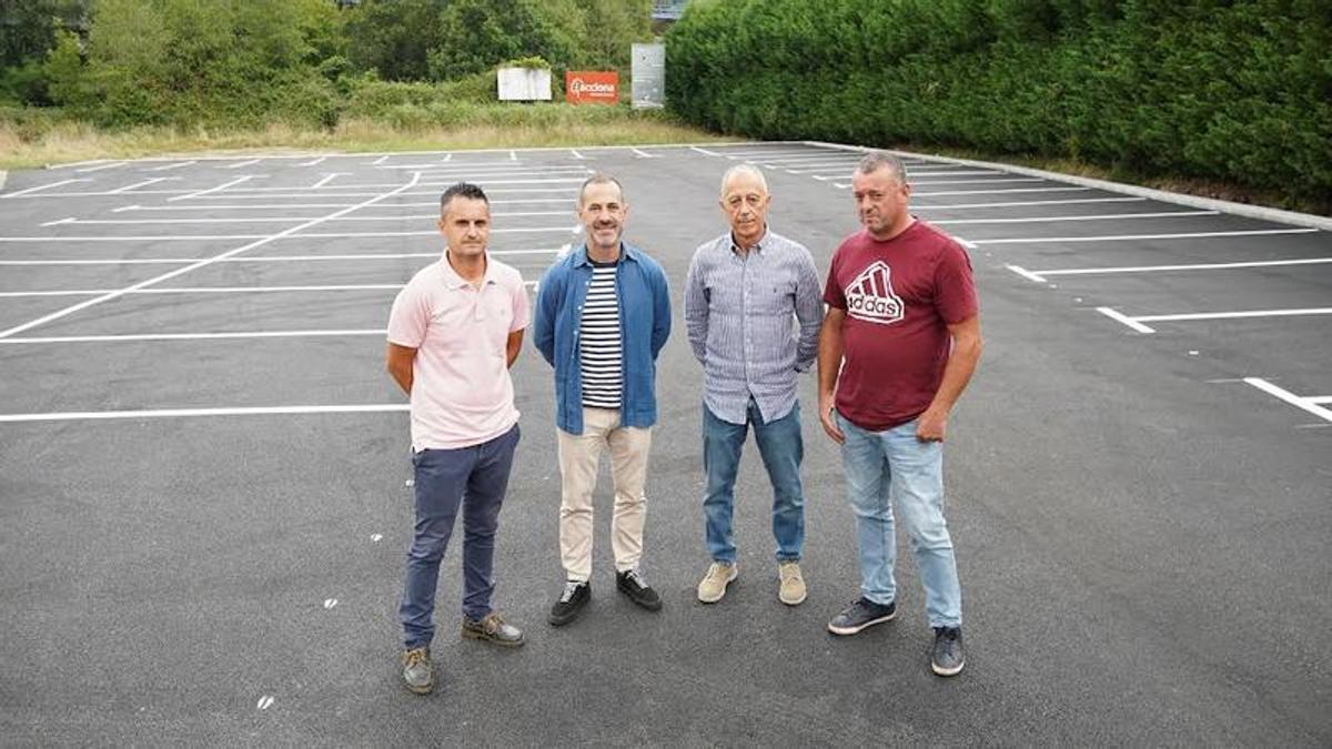Por la izquierda, Josué Velasco (concejal de Vox), Ángel García, Jesús Abad  y José Antonio García (empresa adjdicataria) en el nuevo aparcamiento.