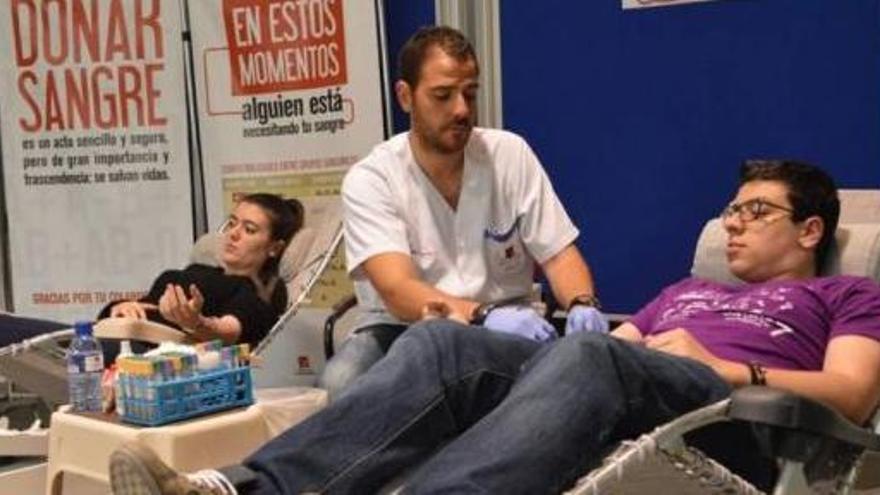 Universitarios hacen cola para donar sangre