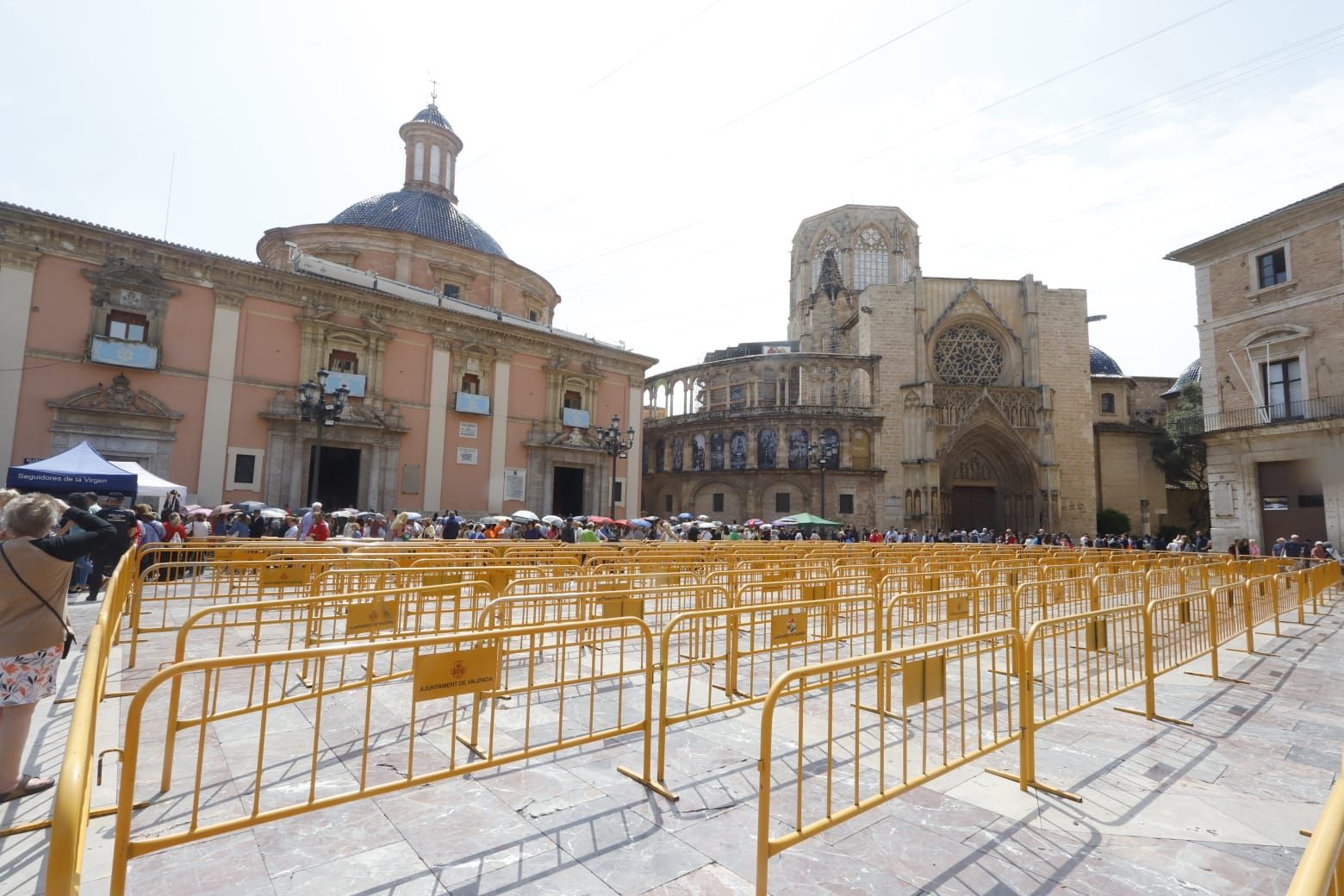 Comienza el Besamanos a la virgen pese al mal tiempo