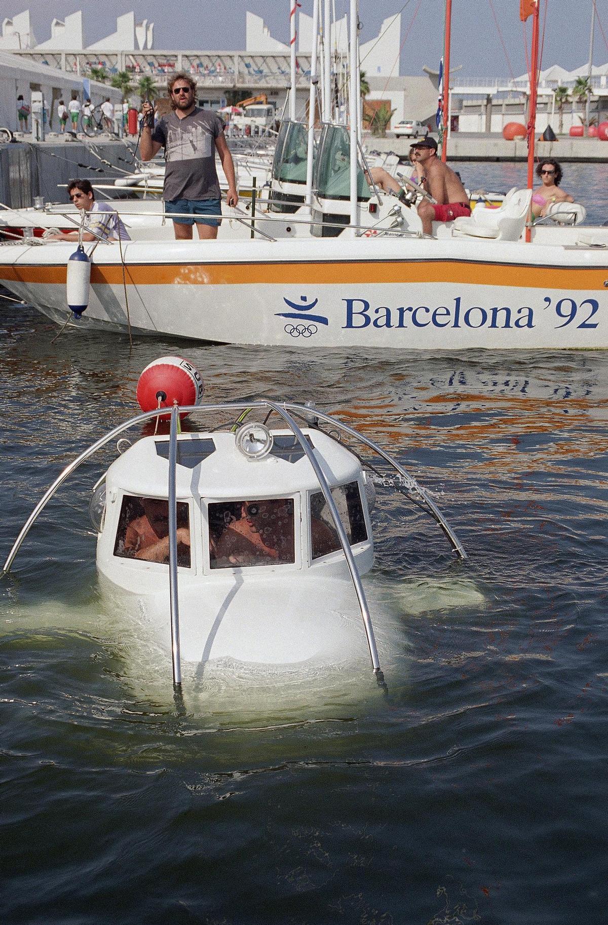 Un mini submarino de la Guardia Civil patrulla en el Puerto Olímpico de Barcelona, el 22 de julio de 1992. El submarino patrulló durante los Juegos el puerto cercano a la Villa Olímpica donde se alojaban los atletas y los lugares donde se celebraron pruebas en el mar.