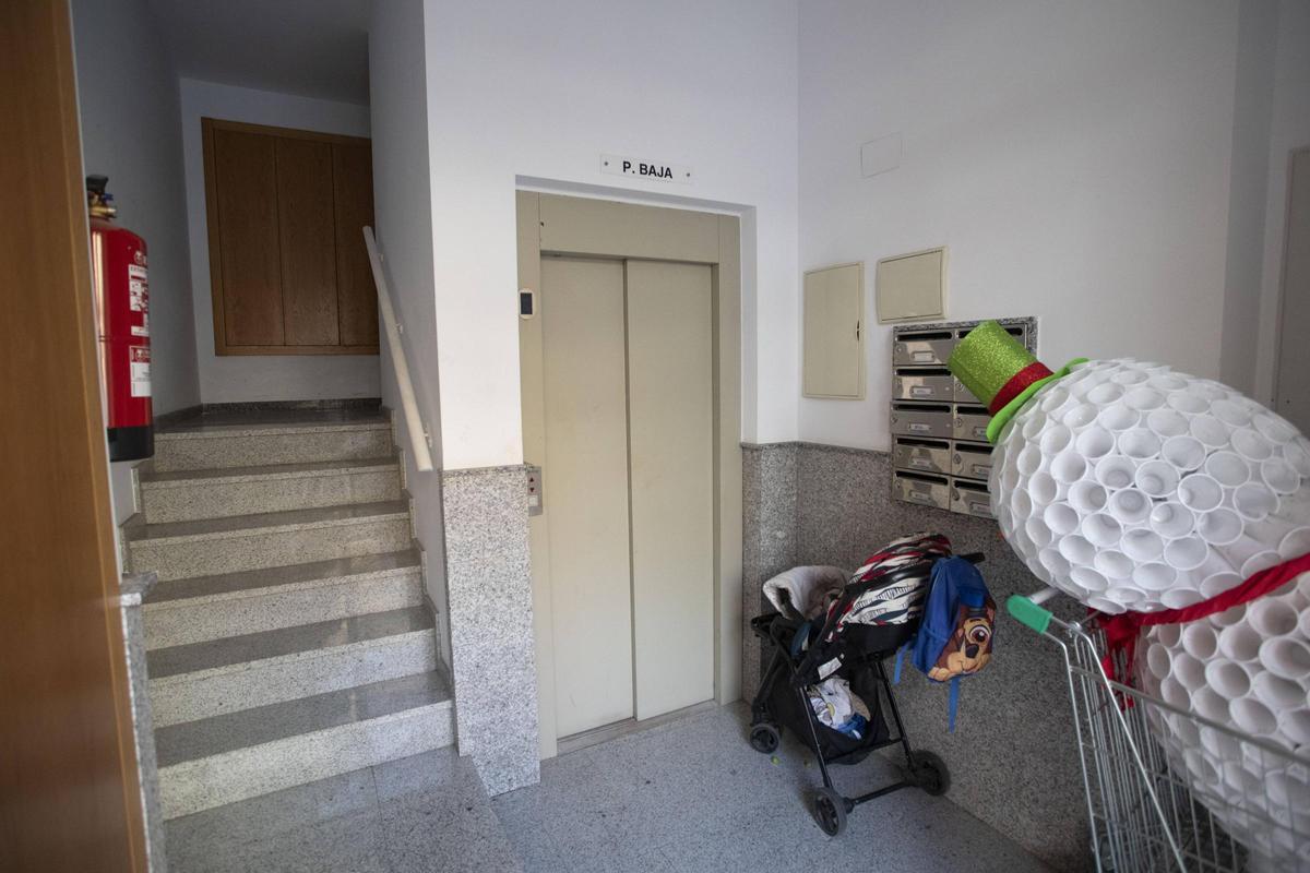 Interior del portal del edificio ocupado en Quart de Poblet.