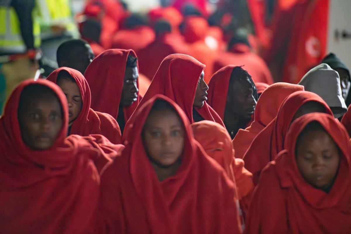 GRAN TARAJAL (FUERTEVENTURA), 17/04/2024.- Salvamento Marítimo ha desembarcado en las últimas horas en las islas de Fuerteventura y El Hierro a 133 inmigrantes de origen subsahariano, entre ellas 15 mujeres, que navegaban en una neumática y un cayuco. En Fuerteventura, fueron rescatadas y trasladadas al puerto de Gran Tarajal 72 personas (60 varones y 12 mujeres). EFE/Carlos de Saá