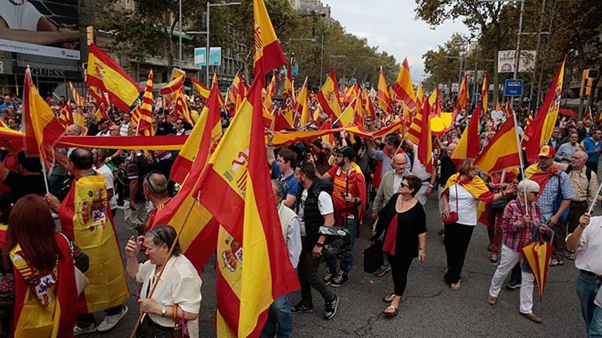 Unes 4.500 persones, segons la Guàrdia Urbana, han assistit a la manifestació del Dia de la Hispanitat a Barcelona.