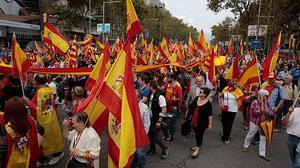 Unes 4.500 persones, segons la Guàrdia Urbana, han assistit a la manifestació del Dia de la Hispanitat a Barcelona.