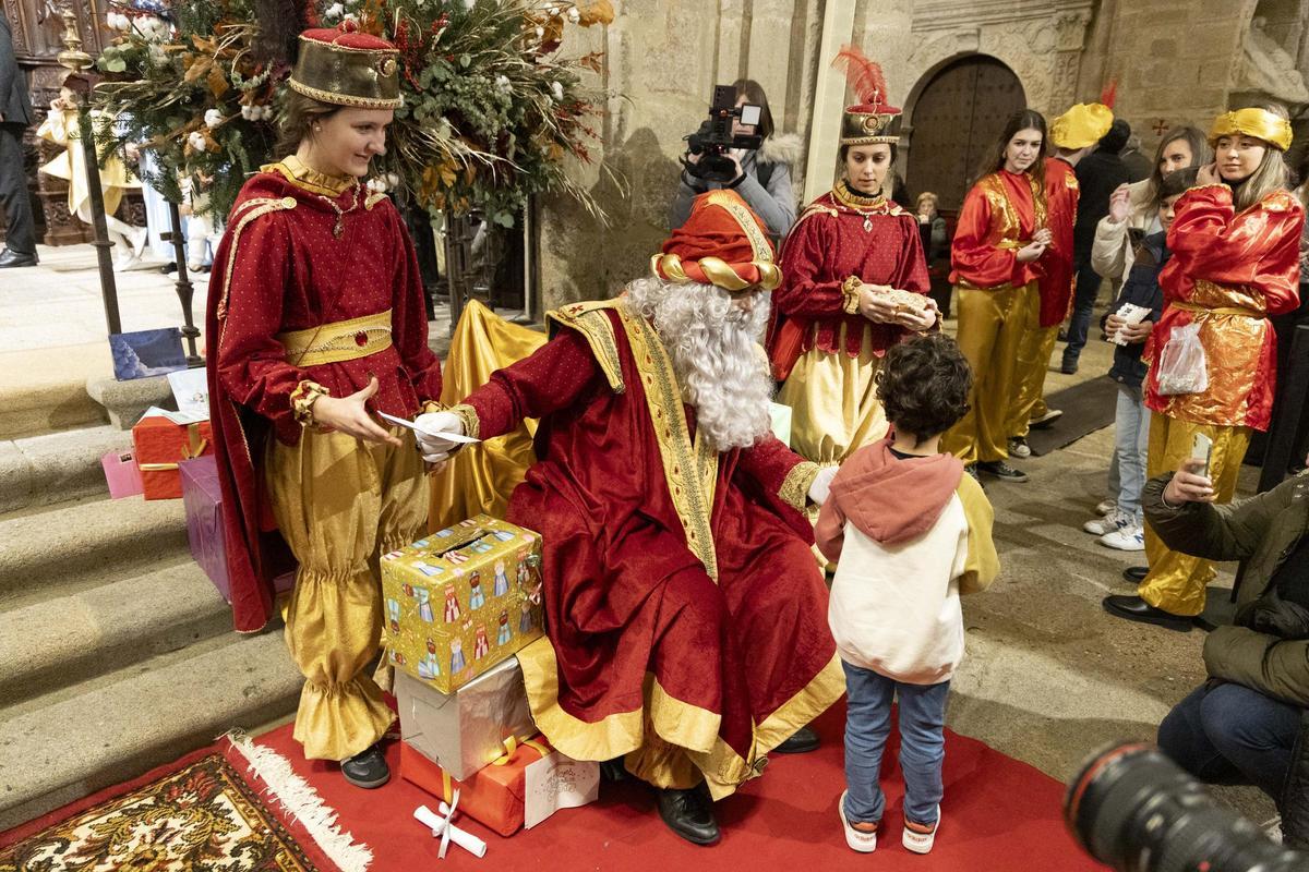 Los Reyes Magos llegan a la concatedral de Cáceres