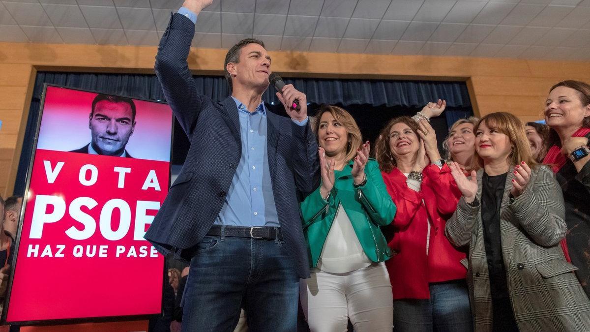 Sánchez y Díaz, anoche, en la pega de carteles en Dos Hermanas (Sevilla).