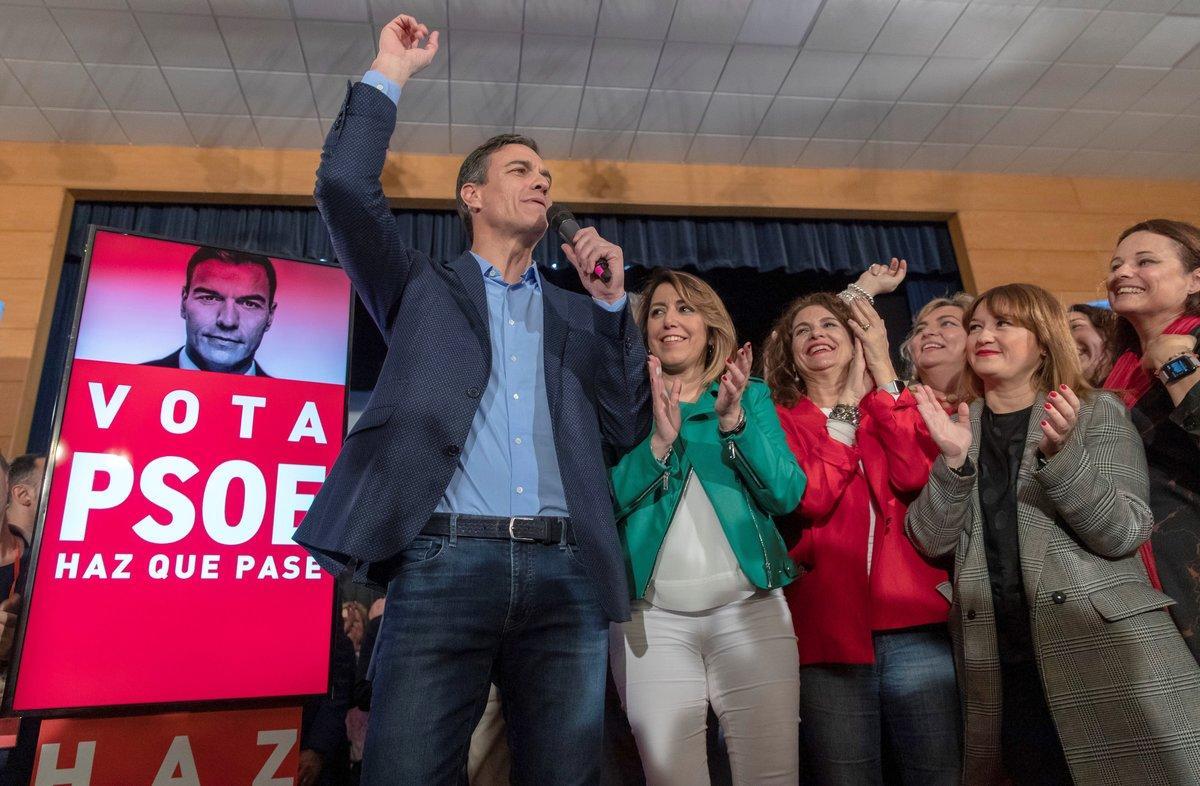 GRAF9697. DOS HERMANAS (SEVILLA), 11/04/2019.- El presidente del Gobierno y secretario general del PSOE, Pedro Sánchez, junto a la líder de los socialistas andaluces, Susana Díaz (2i), ante el cartel electoral en el acto de inicio de campaña de cara a las elecciones generales, esta noche en la localidad sevillana de Dos Hermanas. EFE/Julio Muñoz