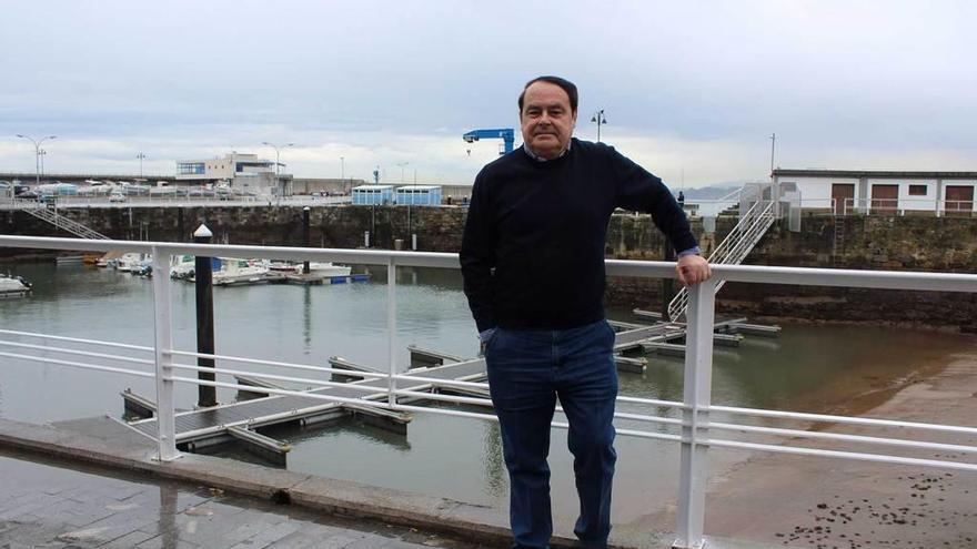 Pablo Monella, ayer, frente al muelle de Candás.