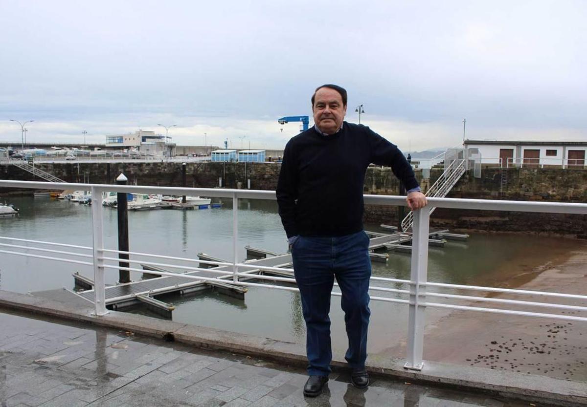 Pablo Monella, ayer, frente al muelle de Candás.