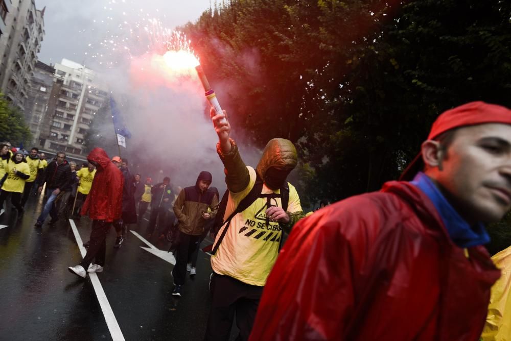 Marcha de trabajadores de Alcoa entre Avilés y Oviedo