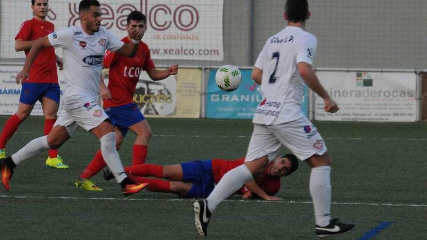 Gabi Misa, del Choco, cae al suelo durante el encuentro de ayer ante el Silva. // Eugenio Álvarez