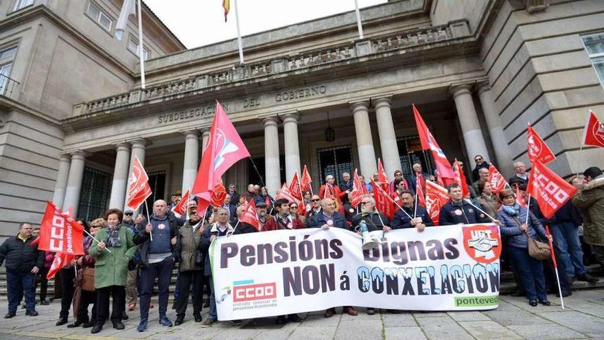 Concentrados ante la subdelegación del Gobierno convocados por UGT y CC OO. // Gustavo Santos