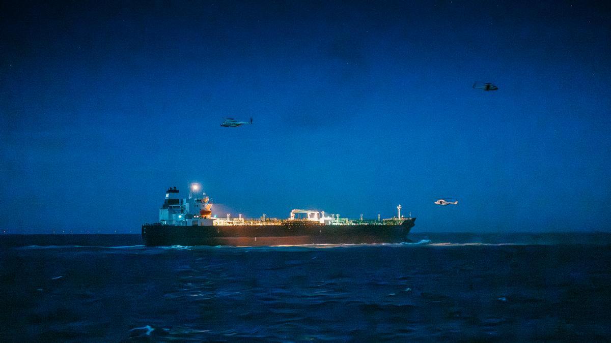 Fuerzas armadas de Bélgica interceptan y abordan el petrolero «Ethera», vinculado a la flota fantasma rusa, el pasado 1 de marzo.