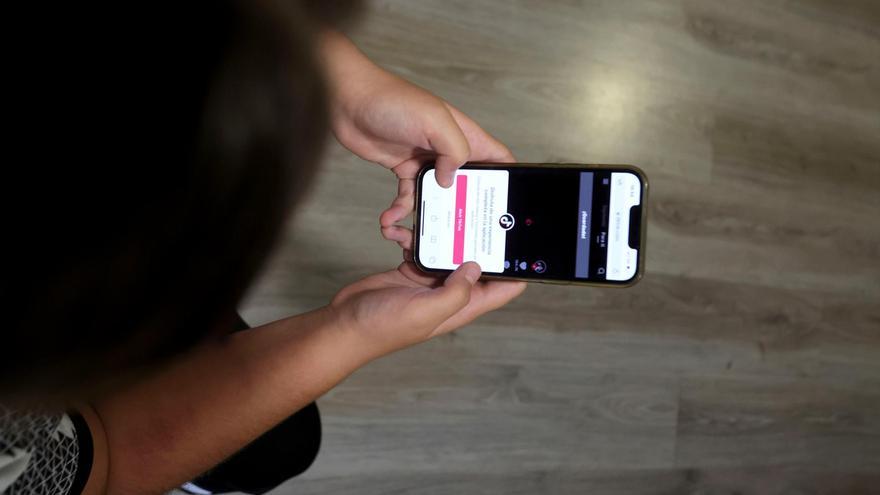 Una chica consulta su teléfono móvil en Salamanca. EFE/ J.M. García