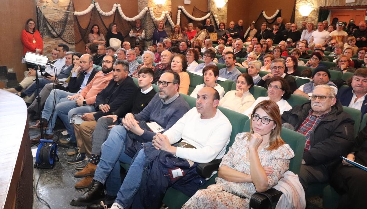 O alcalde, en primeira fila cuarto pola dereita, e o patrón maior, quinto no acto en Aguiño