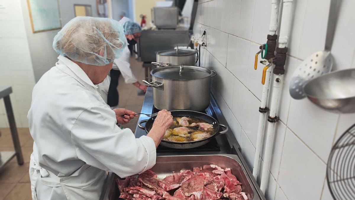 Voluntarios cocinando en el comedor de Amicos en Mieres.
