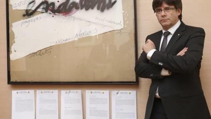 Puigdemont posa amb les notificacions judicials del TC.