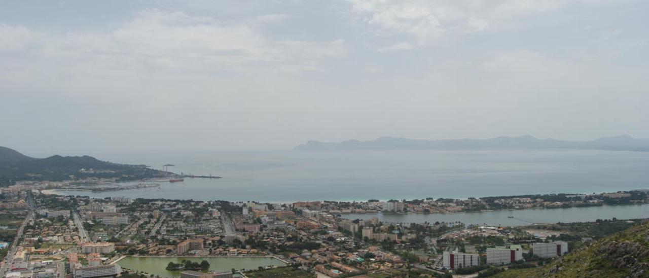 La playa del Port d´Alcúdia se encuentra situada en una gran bahía y es muy poco profunda por la gran aportación de arena que recibe