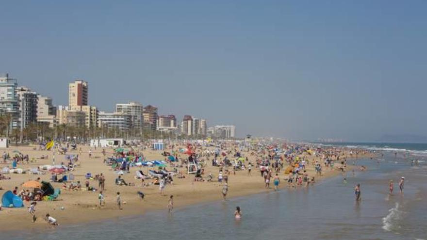 Una imagen de la playa de Gandia llena, la pasada Semana Santa.