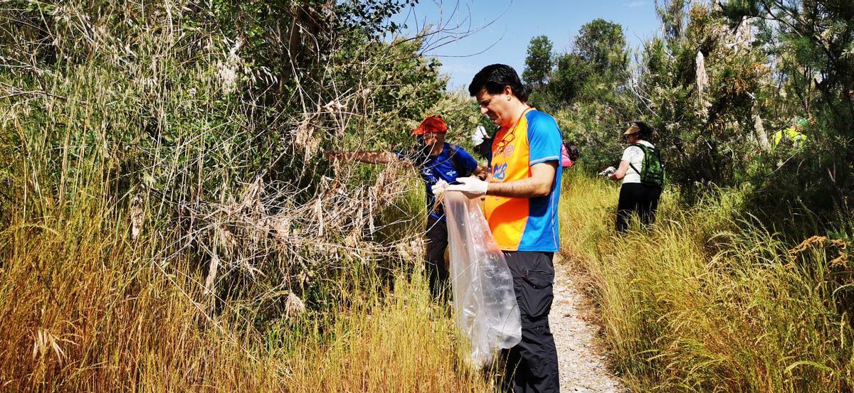 Así ha sido la limpieza ciudadana en la ‘ruta de las toallitas’ del Soto de Cantalobos de Zaragoza