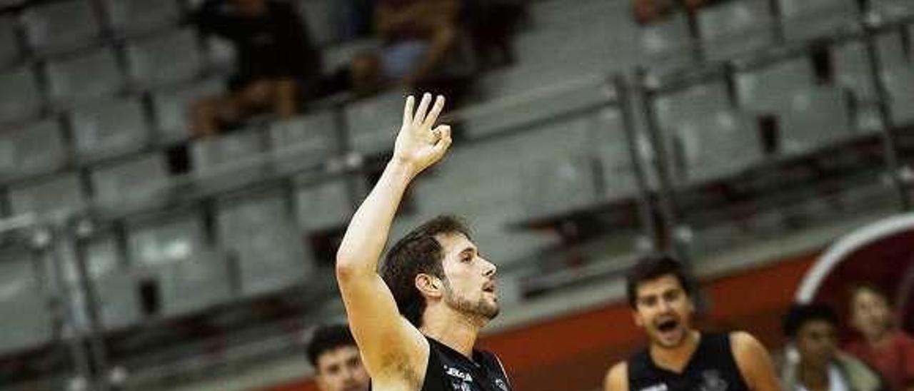 Joaquín Portugués celebra el triple que llevó a la prórroga al Círculo ante el Marbella.