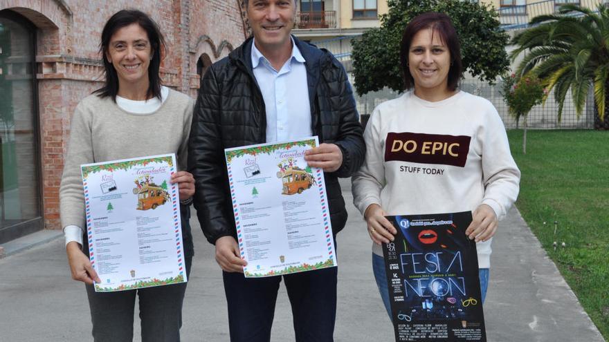 El alcalde, Agustín Reguera, acompañado por las ediles de Cultura, Dolores Cernadas, y  de Xuventude, Noelia Ocampo en la presentación del programa navideño. / FdV