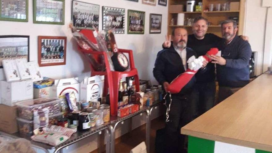 El club de fútbol de Morales entrega su cesta de Navidad a Juan Antonio Menoyo