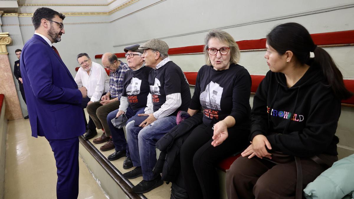 El portavoz socialista, Ginés Ruiz Maciá, junto a miembros de la plataforma Cine Rex Vivo en la sesión plenaria.