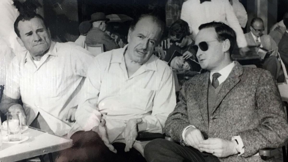 Mike Brendel (izq.) y Fortunio Bonanova con Guillermo Jiménez Smerdou en Marbella, en 1964.