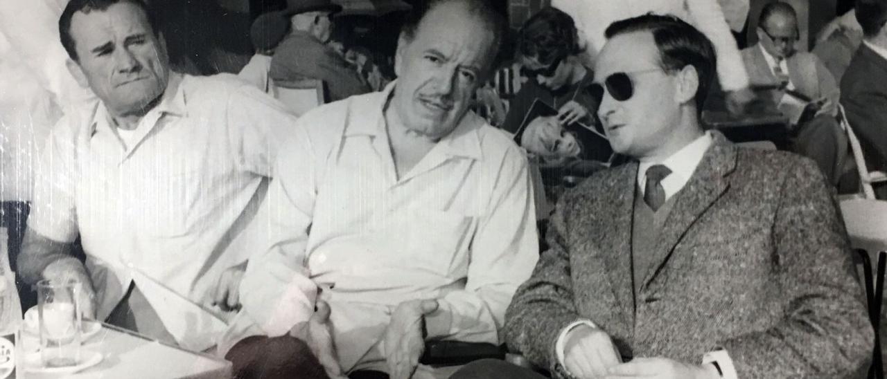 Mike Brendel (izq.) y Fortunio Bonanova con Guillermo Jiménez Smerdou en Marbella, en 1964.