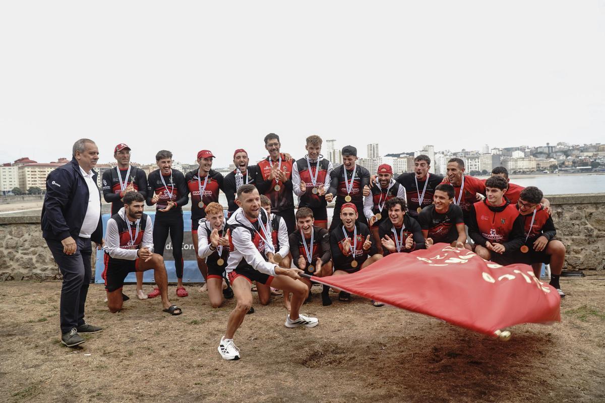 El CR Cabo da Cruz, en la categoría masculina, y el CR Salgado-Perillo, en la femenina resultaron ganadores del Trofeo Teresa Herrera de Traineras disputado este fin de semana en la ensenada del Orzán. El CR Cabo da Cruz, en la categoría masculina, y el CR Salgado-Perillo, en la femenina resultaron ganadores del Trofeo Teresa Herrera de Traineras disputado este fin de semana en la ensenada del Orzán.