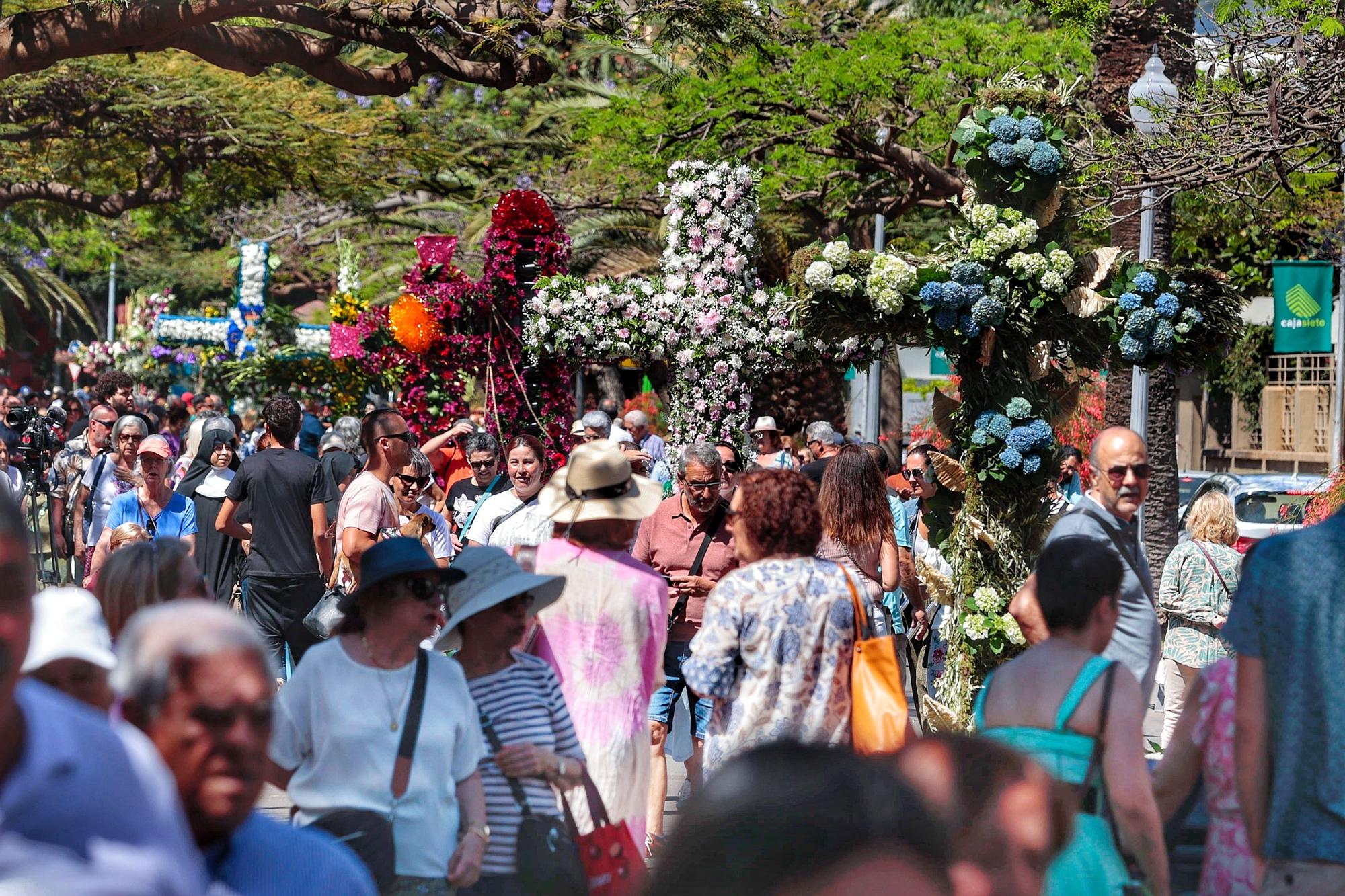 Recorrido del alcalde por las cruces que se muestran en la Rambla y el Paseo Las Tinajas