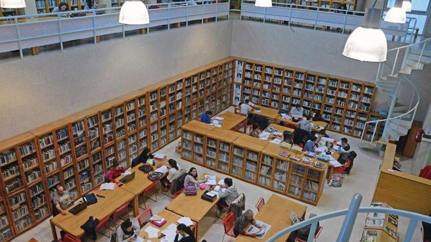 La biblioteca central de Cangas amplió su horario las jornadas previas a la selectividad.