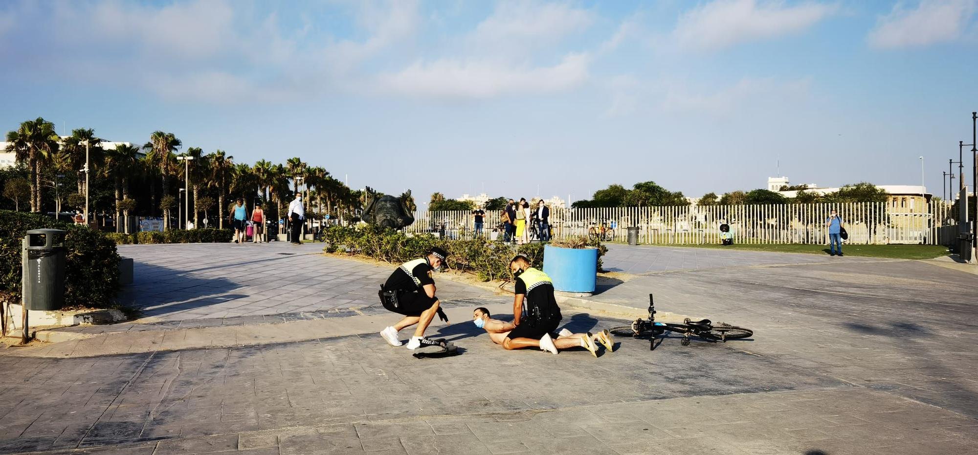 La policía local detiene a un carterista en la playa de la Malva-rosa