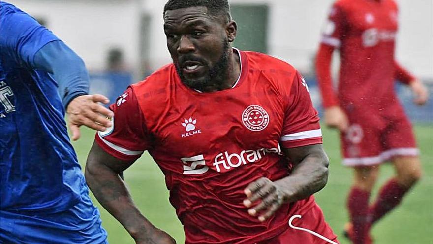 Drenthe luchando por un balón durante el partido. | TWITTER RACING MURCIA