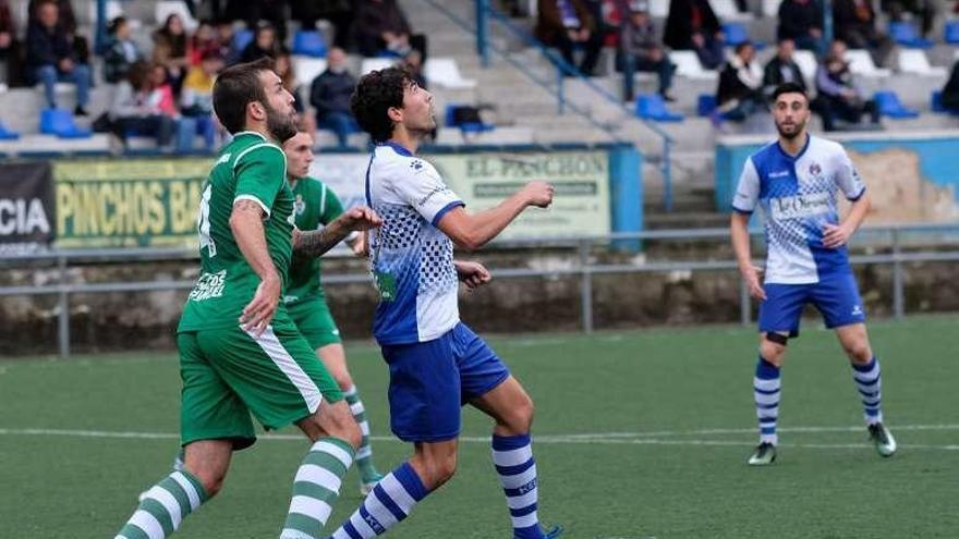 Jaime Serrano disputa un balón en el Tuilla-Covadonga.