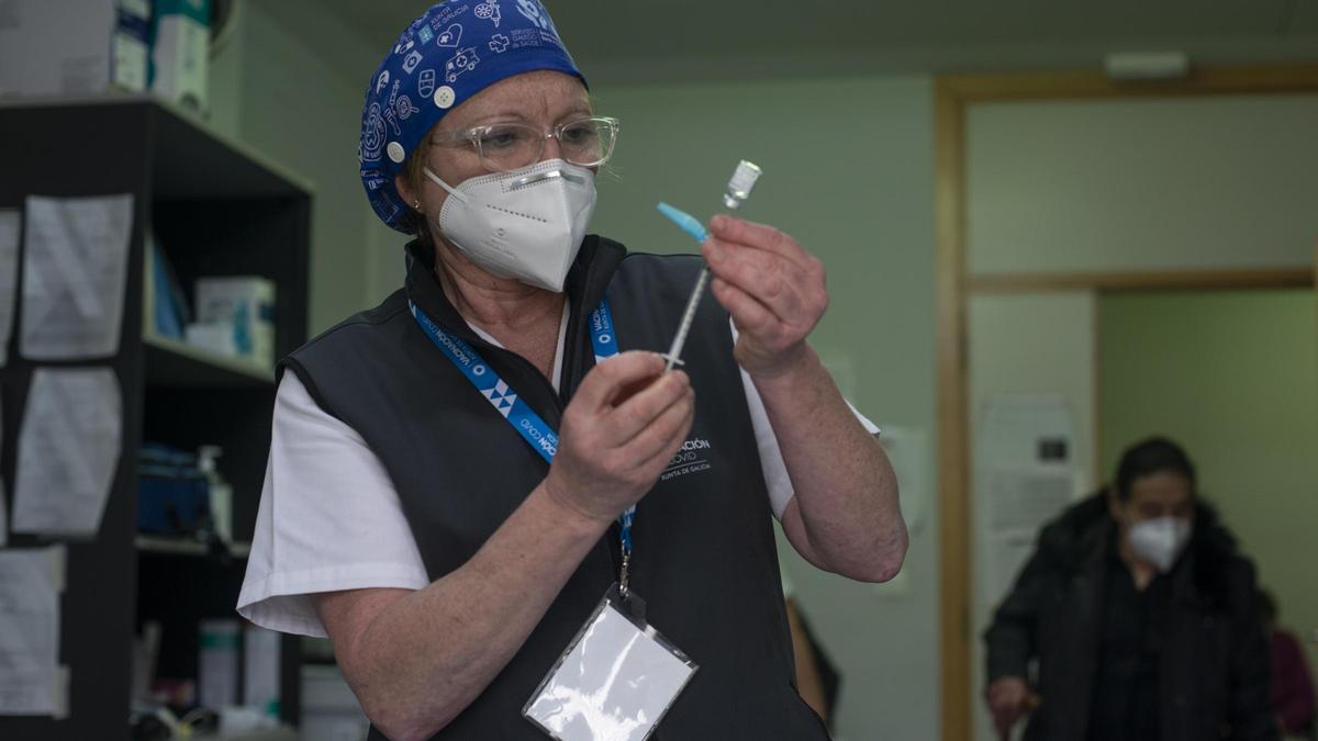 Una enfermera coge una dosis de la vacuna en un centro de salud de Bande. //BRAIS LORENZO