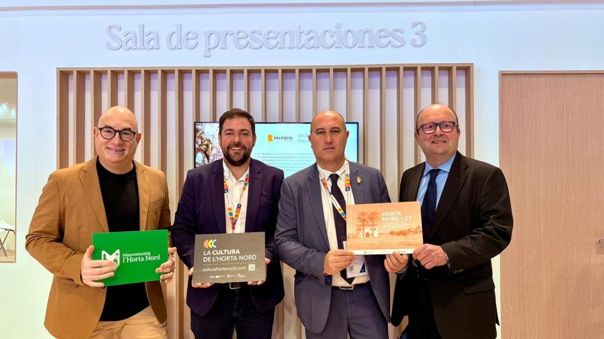 Fran López y Paco Gómez, en el centro, presentan el Plan Turístico de la Mancomunitat de l'Horta Nord en Fitur.