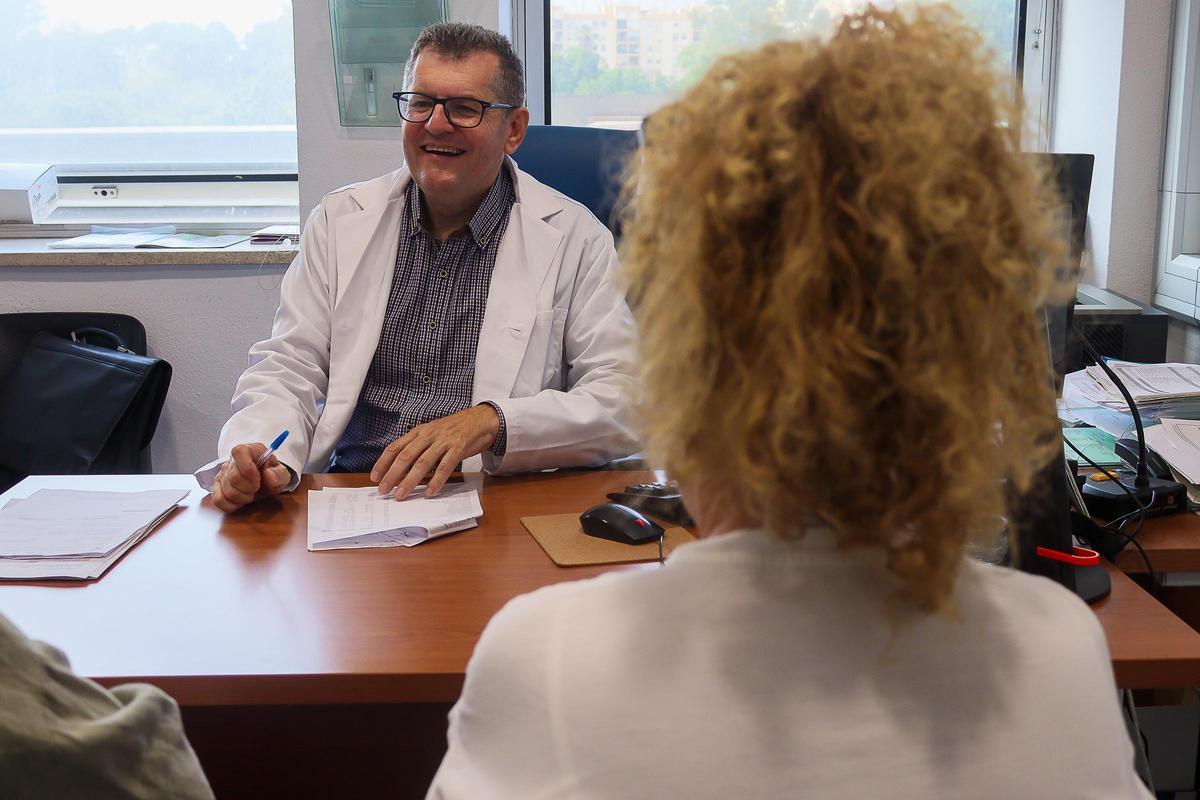 El doctor Francisco Carabantes en su consulta en el Hospital Regional