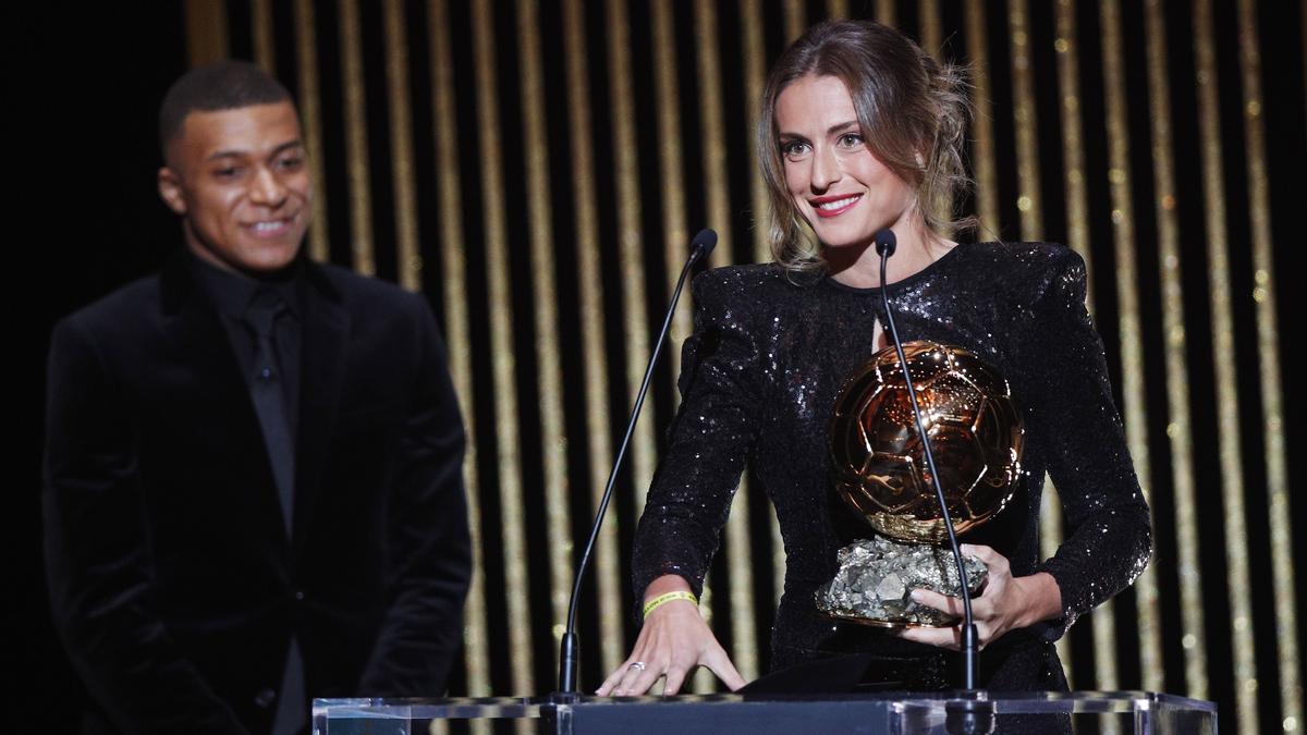 Alexia Putellas recibe el Balón de Oro de manos de Kylian Mbappe