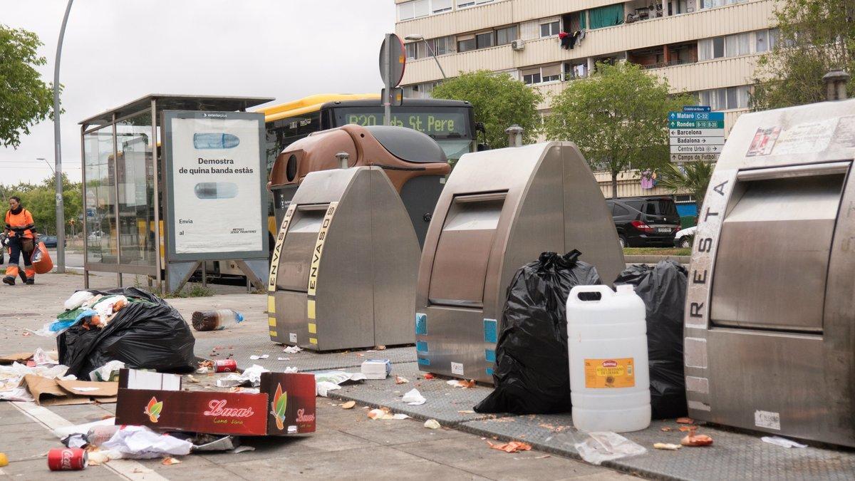 Uno de los puntos de recogida selectiva del Besòs i el Maresme, rodeado de bolsas de basura y porquería